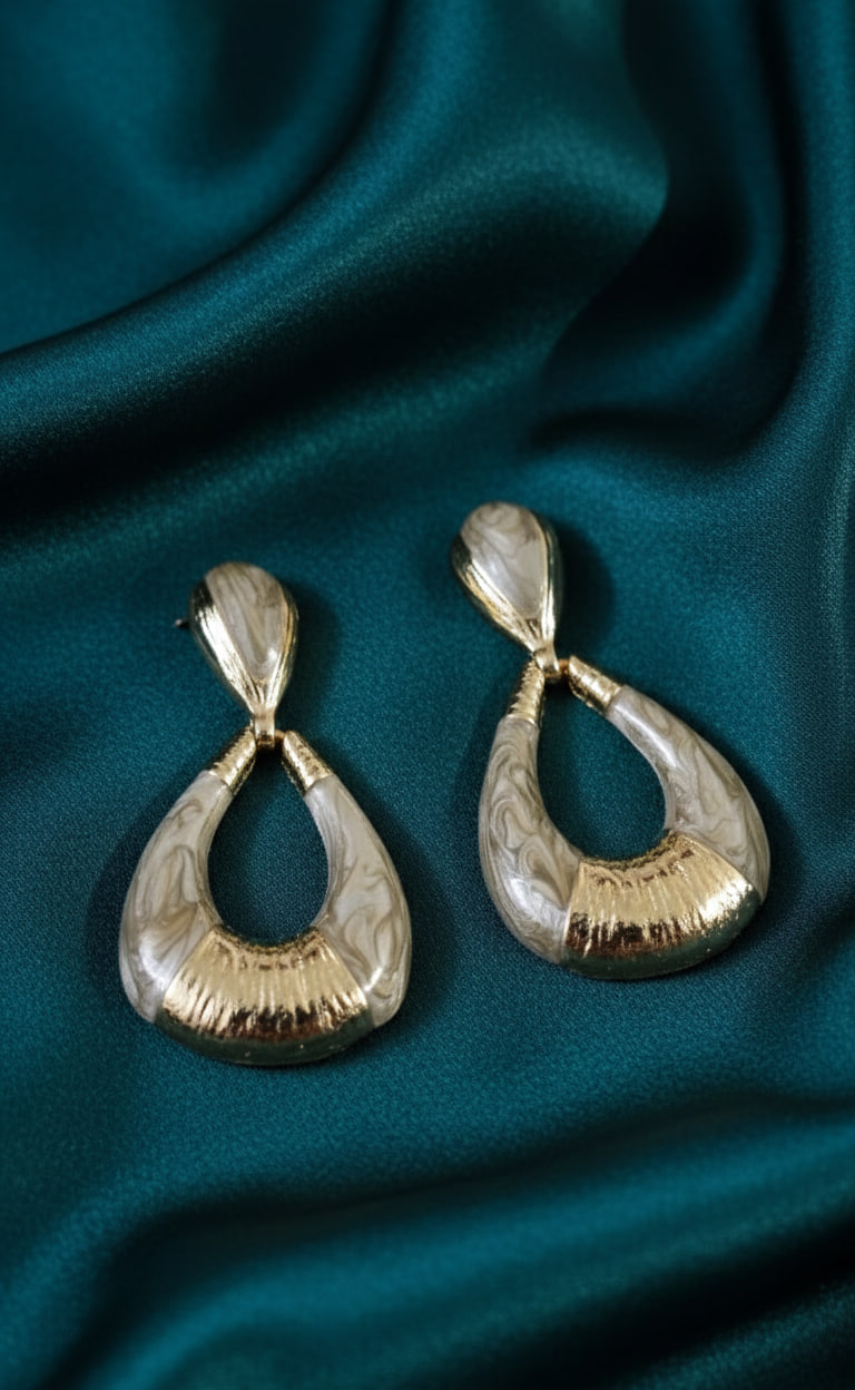 Oval grey & gold earring