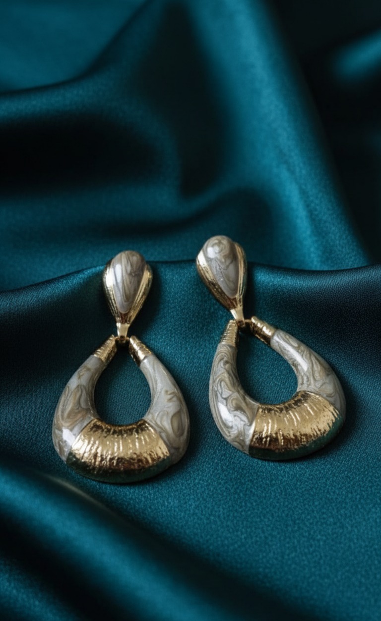 Oval grey & gold earring - Image 4